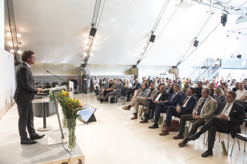 Präsentation der "Mobilitätsverbünde Österreich" - ARGE ÖVV Geschäftsleiter Alexander Klein. Blick Richtung Veranstaltungsteilnehmer:innen