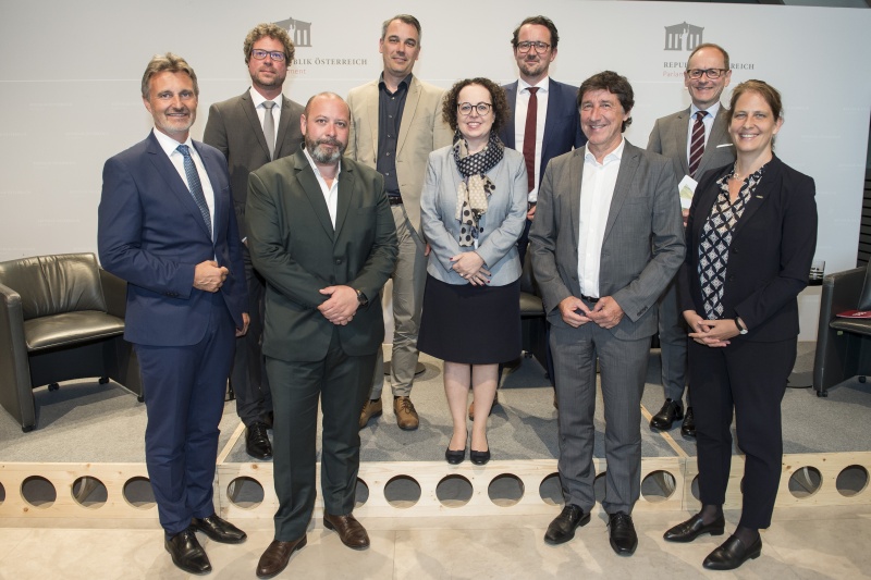 Von links: ARGE ÖVV Präsidiumsmitglied Wolfgang Schroll, ARGE ÖVV Geschäftsleiter Alexander Klein, Vorstandsdirektor Mobilität und Freizeit der Holding Graz Mark Perz, ARGE Präsidiumsmitglied Christian Hildebrand, Bundesratspräsidentin Christine Schwarz-Fuchs (ÖVP) , VAO Geschäftsführer Sefan Mayr, Nationalratsabgeordneter Johannes Margreiter (NEOS), Moderator Gerald Gross, Vorstandsmitglied ÖBB-Personenverkehr AG Sabine Stock