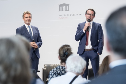 Am Podium von links: ARGE ÖVV Präsidiumsmitglied Wolfgang Schroll, VAO Geschäftsführer Stefan Mayr