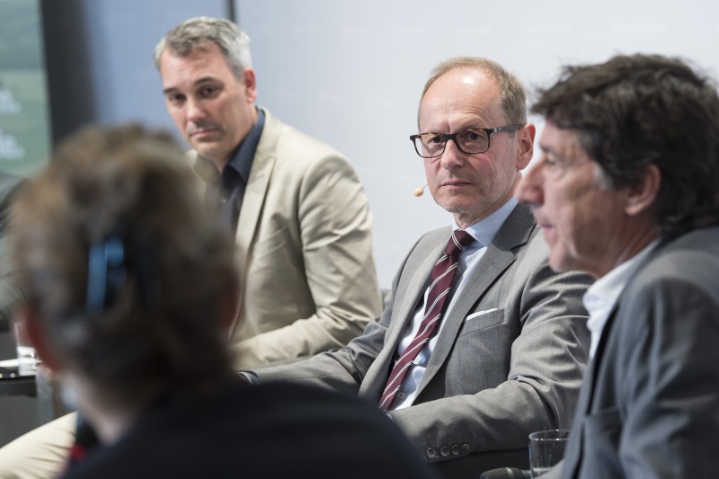 Am Podium von rechts: Moderator Gerald Gross, ARGE Präsidiumsmitglied Christian Hildebrand