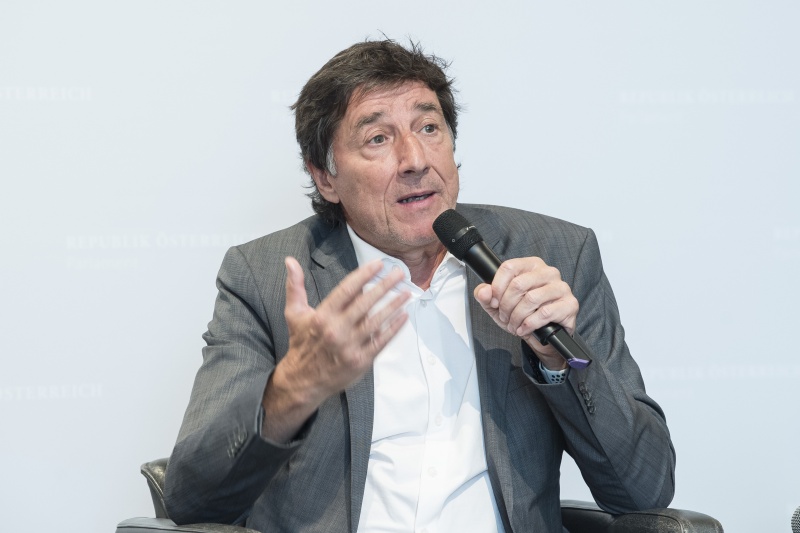 Am Podium: Nationalratsabgeordneter Johannes Margreiter (NEOS)