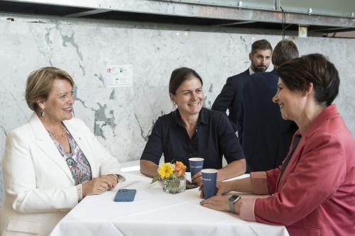 Von links: Nationalratsabgeordnete Angela Baumgartner (ÖVP) mit Veranstaltungsteilnehmerinnen