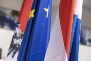 Fahnenfoto - Niederlande, Europäische Union, Österreich