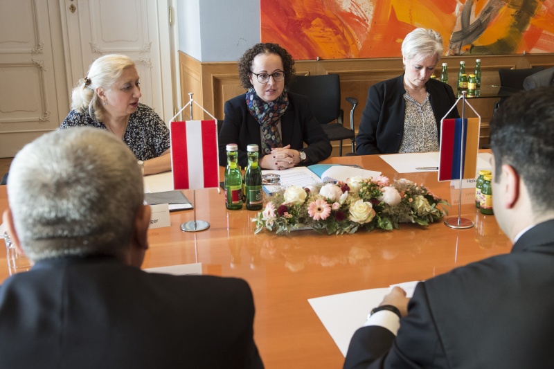 Aussprache. Bildmitte: Bundesratspräsidentin Christine Schwarz-Fuchs (ÖVP) mi österreichischen Delegation