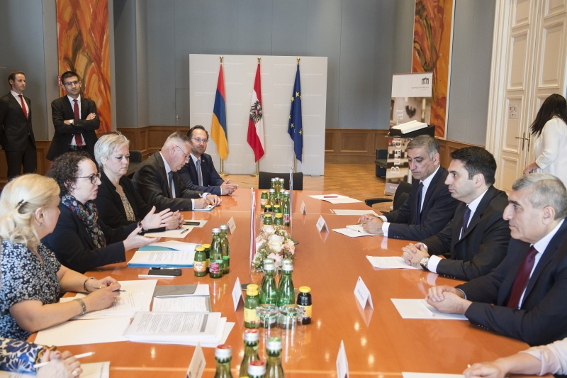 Linke Tischhälfte: Bundesratspräsidentin Christine Schwarz-Fuchs (ÖVP) (2. von links) mit österreichischer Delegation. Rechte Tischhälfte: Präsident der Nationalversammlung der Republik Armenien Alen Simonyan (2. von rechts)  mit armenischer Delegation