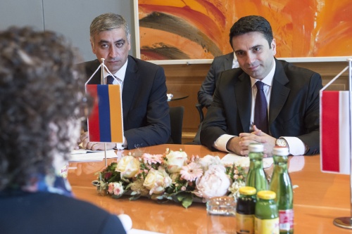 Aussprache. Von links: Präsident der Nationalversammlung der Republik Armenien Alen Simonyan mit Delegationsmitglied