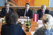 Aussprache. Präsident der Nationalversammlung der Republik Armenien Alen Simonyan mit armenischer Delegation