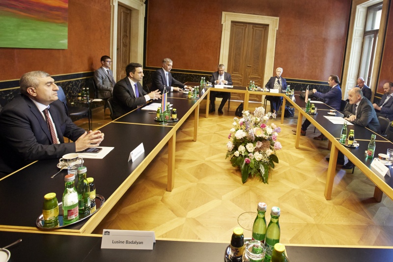 Rechte Tischhälfte: Österreichische Delegation unter Vorsitz von Nationalratspräsident Wolfgang Sobotka (ÖVP).  Linke Tischhälfte Armenische Delegation unter Vorsitz von Präsident der Nationalversammlung der Republik Armenien Alen Simonyan (Mitte)