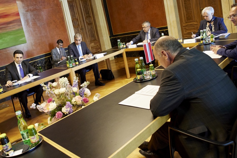 Rechte Tischhälfte Österreichische Delegation unter Vorsitz von Nationalratspräsident Wolfgang Sobotka (ÖVP), linke Tischhälfte Armenische Delegation unter Vorsitz von Präsident der Nationalversammlung der Republik Armenien Alen Simonyan