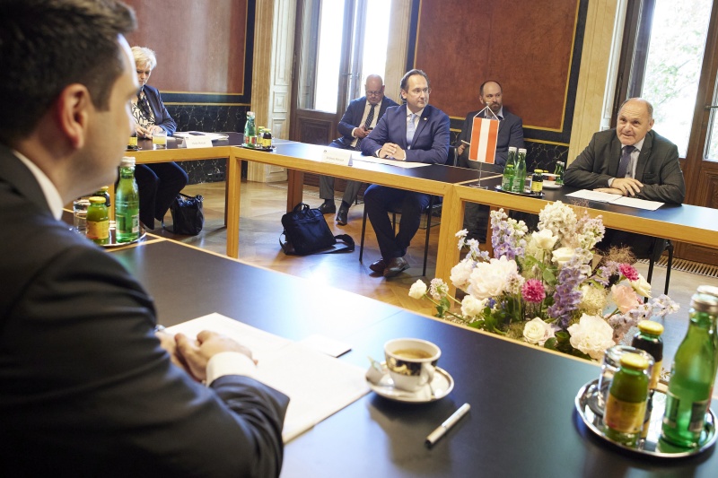 Rechte Tischhälfte Österreichische Delegation unter Vorsitz von Nationalratspräsident Wolfgang Sobotka (ÖVP), linke Tischhälfte Armenische Delegation unter Vorsitz von Präsident der Nationalversammlung der Republik Armenien Alen Simonyan