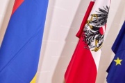 Fahne von links: Armenien, Österreich, EU