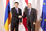 Fahnenfoto, von rechts: Nationalratspräsident Wolfgang Sobotka (ÖVP), Präsident der Nationalversammlung der Republik Armenien Alen Simonyan