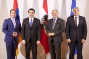 Von rechts: Delegationtsmitglied Armenien, Nationalratspräsident Wolfgang Sobotka (ÖVP), Präsident der Nationalversammlung der Republik Armenien Alen Simonyan, Nationalratsabgeordneter Andreas Minnich (ÖVP)