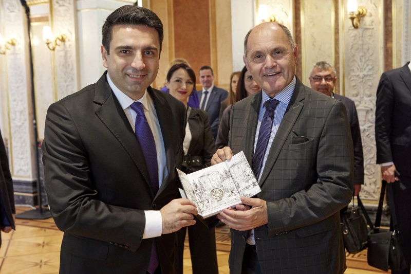 Geschenkübergabe, von rechts: Nationalratspräsident Wolfgang Sobotka (ÖVP), Präsident der Nationalversammlung der Republik Armenien Alen Simonyan