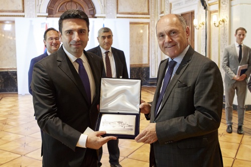 Geschenkübergabe, von rechts: Nationalratspräsident Wolfgang Sobotka (ÖVP), Präsident der Nationalversammlung der Republik Armenien Alen Simonyan