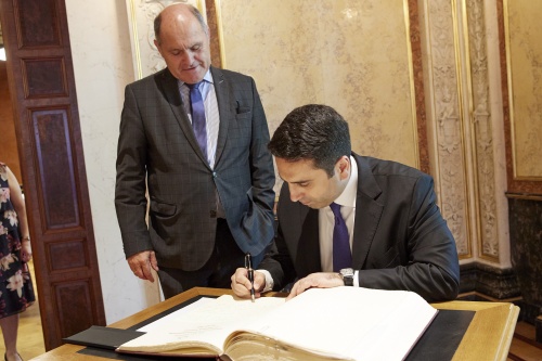 Von links: Nationalratspräsident Wolfgang Sobotka (ÖVP), Präsident der Nationalversammlung der Republik Armenien Alen Simonyan beim Gästebucheintrag