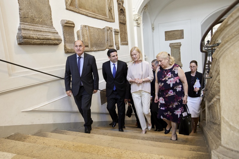 Besuch der Österreichischen Nationalbibliothek, von links: Nationalratspräsident Wolfgang Sobotka (ÖVP), Präsident der Nationalversammlung der Republik Armenien Alen Simonyan , Generaldirektorin der Österreichischen Nationalbibliothek Johanna Rachinger