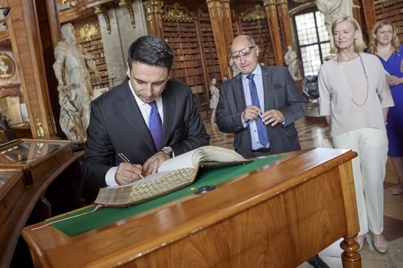 Besuch der Österreichischen Nationalbibliothek, Gästebucheintrag, von links: Präsident der Nationalversammlung der Republik Armenien Alen Simonyan , Nationalratspräsident Wolfgang Sobotka (ÖVP), Generaldirektorin der Österreichischen Nationalbibliothek Johanna Rachinger