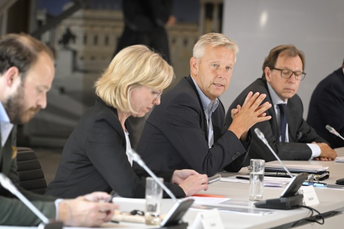 Von links: Nationalratsabgeordneter Nikolaus Scherak (NEOS), Klimaministerin Leonore Gewessler (GRÜNE), Nationalratsabgeordneter Reinhold Lopatka (ÖVP), Bundesrat Christian Buchmann (ÖVP)