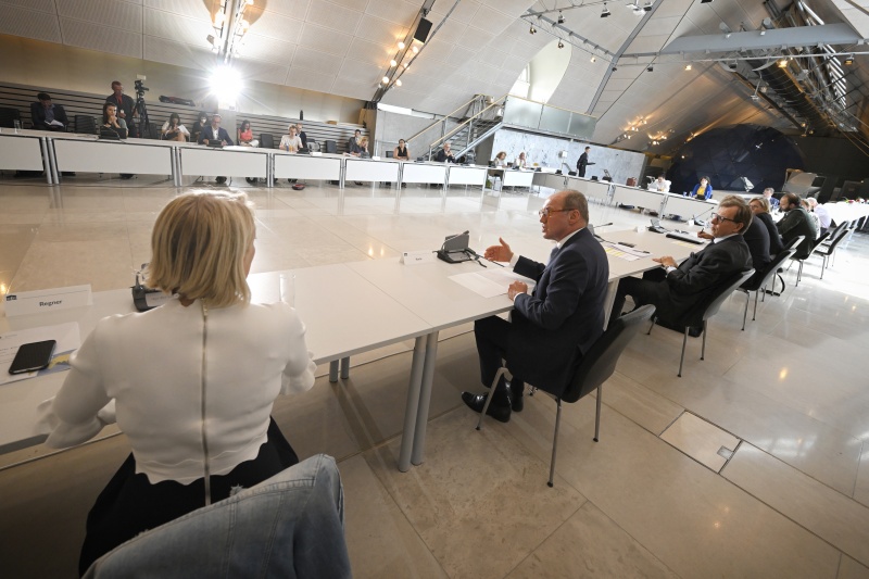 Diskussionsrunde im Dachfoyer