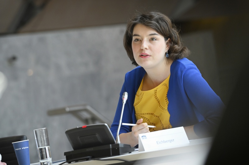 Diskussionsrunde im Dachfoyer, Wortmeldung Veranstaltungsteilnehmerin