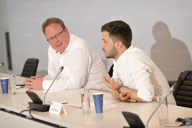 Diskussionsrunde im Dachfoyer, Wortmeldung Veranstaltungsteilnehmer