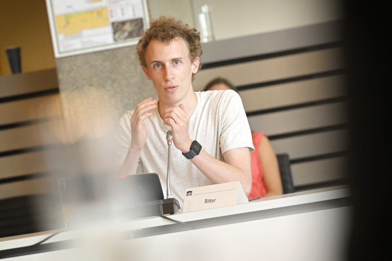 Diskussionsrunde im Dachfoyer, Wortmeldung Veranstaltungsteilnehmer