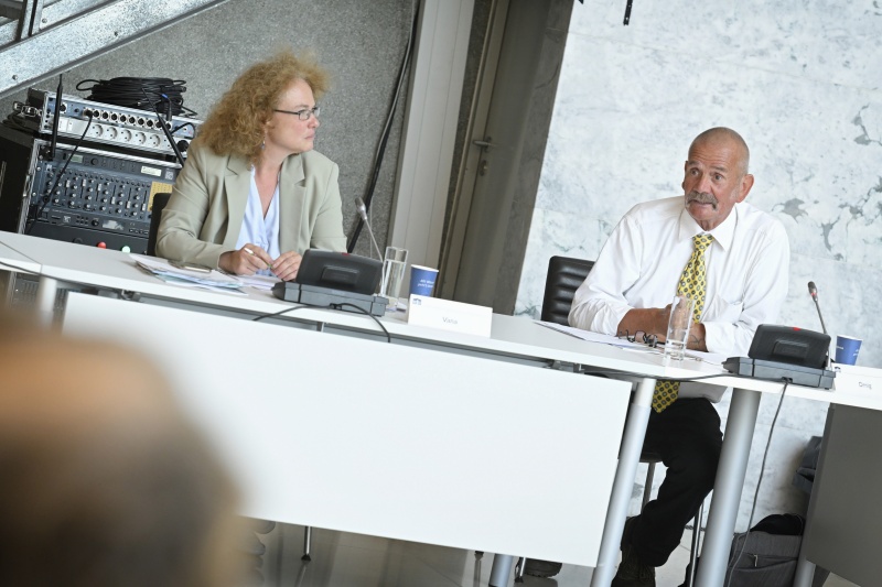 Diskussionsrunde im Dachfoyer, Wortmeldung Veranstaltungsteilnehmer