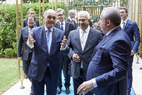 Begrüßung. Von links: Nationalratspräsident Wolfgang Sobotka (ÖVP), Parlamentspräsident der Großen Nationalversammlung der Türkei Mustafa Şentop