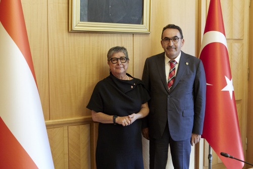 Von links: Nationalratsabgeordnete Nurten Yilmaz (SPÖ), Stellvertretender Vorsitzender der parlamentarischen Freundschaftsgruppe Türkei-Österreich Abdullah Dogru