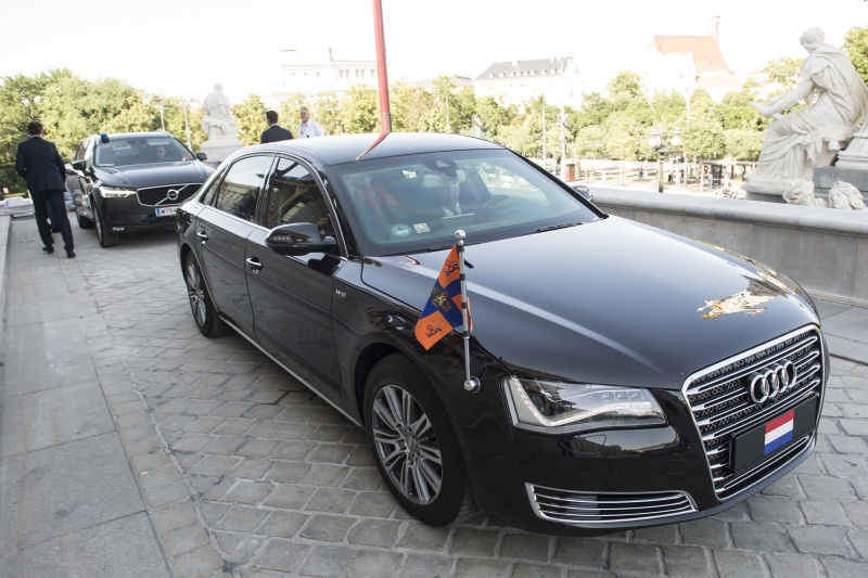 Besuch der Parlamentsbaustelle. Fahrzeug des Königspaares