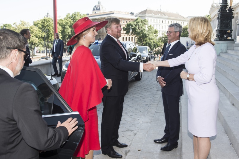 Besuch der Parlamentsbaustelle. Von links: I.M. Königin Maxima und S.M. König Willem Alexander von Oranje-Nassau, Parlamentsvizedirektor Alexis Wintoniak, Zweite Nationalratspräsidentin Doris Bures (SPÖ)