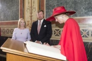 Besuch der Parlamentsbaustelle. I.M. Königin Maxima von Oranje-Nassau beim Eintrag ins Gästebuch