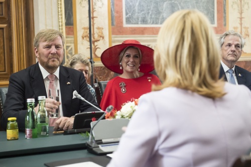 Besuch der Parlamentsbaustelle. Von links: S.M. König Willem Alexander mit I.M. Königin Maxima von Oranje-Nassau