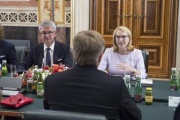Besuch der Parlamentsbaustelle. Von rechts: Zweite Nationalratspräsidentin Doris Bures (SPÖ), Parlamentsvizedirektor Alexis Wintoniak