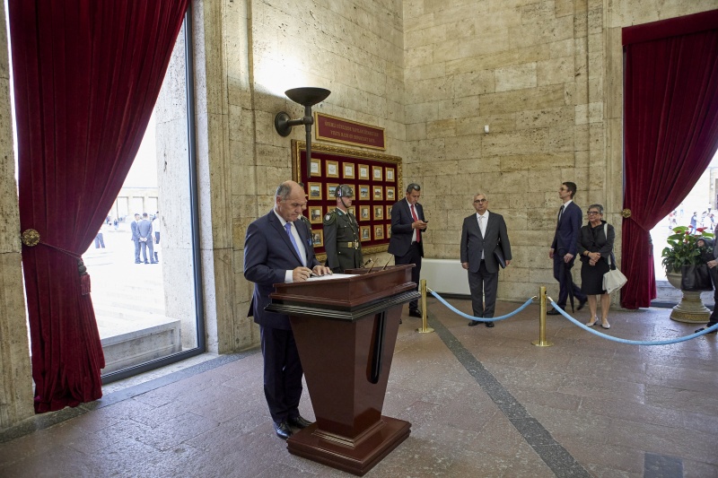 Eintragung in das Goldene Buch durch Nationalratspräsident Wolfgang Sobotka (ÖVP)