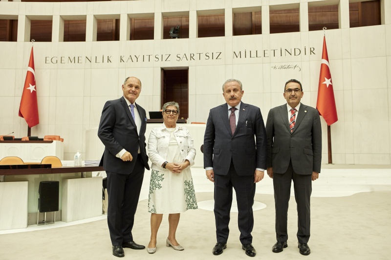 Von links: Nationalratspräsident Wolfgang Sobotka (ÖVP), Nationalratsabgeordnete Nurten Yilmaz (SPÖ), Parlamentspräsident der Großen Nationalversammlung der Türkei Mustafa Şentop, Stellvertretender Vorsitzender der parlamentarischen Freundschaftsgruppe Türkei-Österreich Abdullah Dogru