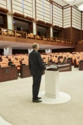 Nationalratspräsident Wolfgang Sobotka (ÖVP) besichtigt vom Rednerpult