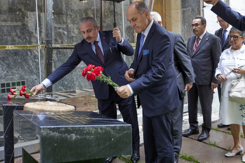 Während des Putschversuchs vom 15. Juli 2016 bombardierten Stelle. Von links: Parlamentspräsident der Großen Nationalversammlung der Türkei Mustafa Şentop, Nationalratspräsident Wolfgang Sobotka (ÖVP)