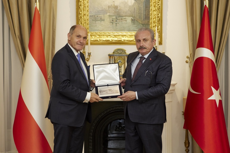 Von links: Nationalratspräsident Wolfgang Sobotka (ÖVP), Parlamentspräsident der Großen Nationalversammlung der Türkei Mustafa Şentop bei der Übergabe von Gastgeschenken