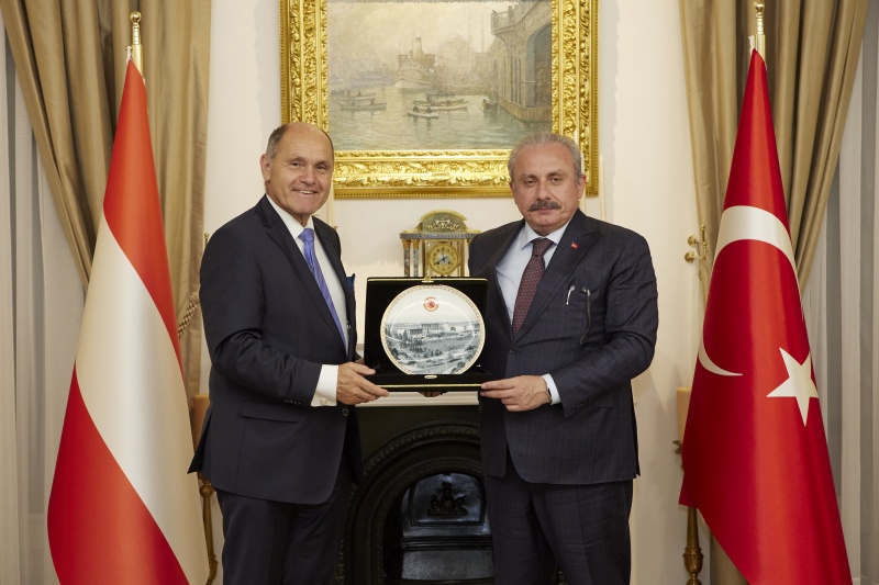 Von links: Nationalratspräsident Wolfgang Sobotka (ÖVP), Parlamentspräsident der Großen Nationalversammlung der Türkei Mustafa Şentop bei der Übergabe von Gastgeschenken