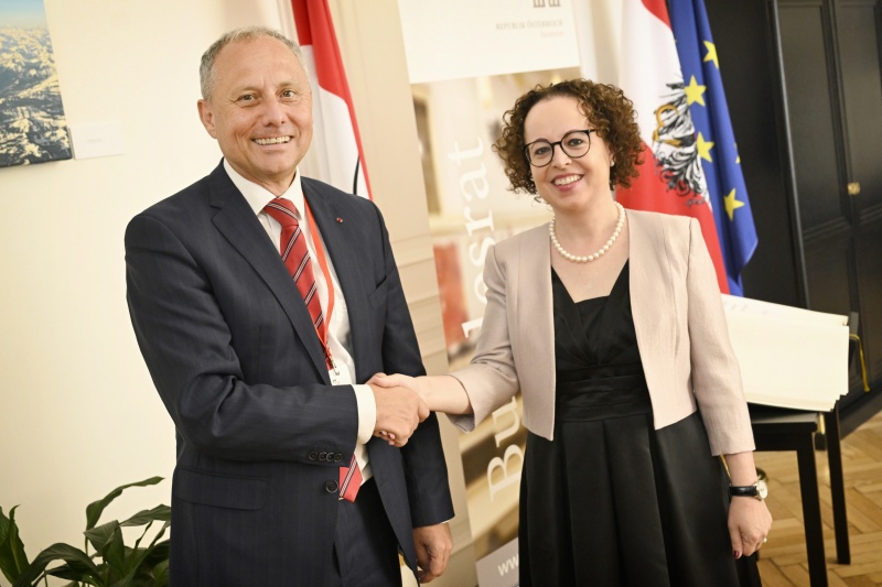 Von links: Ungarischer Botschafter Andor Nagy, Bundesratspräsidentin Christine Schwarz-Fuchs (ÖVP)