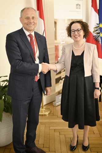 Von links: Ungarischer Botschafter Andor Nagy, Bundesratspräsidentin Christine Schwarz-Fuchs (ÖVP)