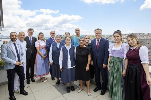 Nationalratspräsident Wolfgang Sobotka (ÖVP) (5. von links) mit Delegationsmitgliedern und Krankenhauspersonal