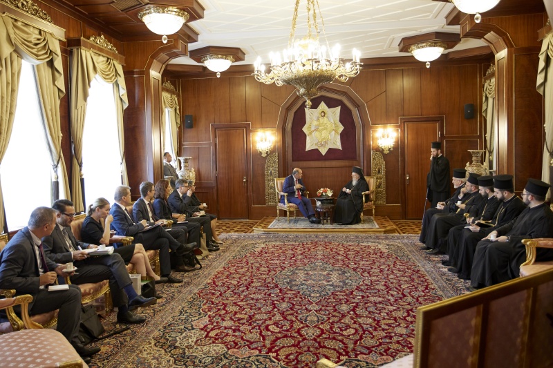 Aussprache. Linke Seite Österreichische Delegation mit : Nationalratspräsident Wolfgang Sobotka (ÖVP) (Mitte).  Rechte Seite: Patriarch Bartholomäus I. (Mitte) mit Delegation