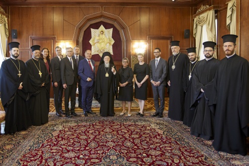 In der Mitte linke Seite: Nationalratspräsident Wolfgang Sobotka (ÖVP), rechte Seite: Patriarch Bartholomäus I. mit Delegationsmitgliedern