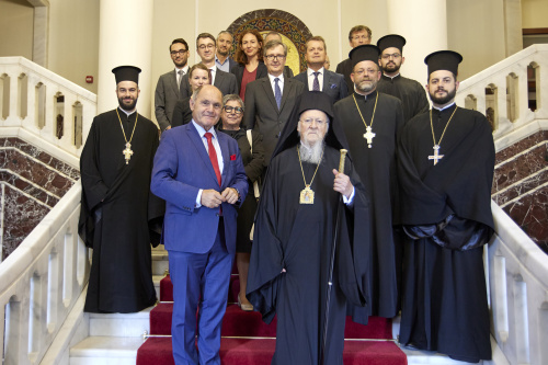 1. Reihe von links: Nationalratspräsident Wolfgang Sobotka (ÖVP), Patriarch Bartholomäus I. mit den Delegationsmitgliedern