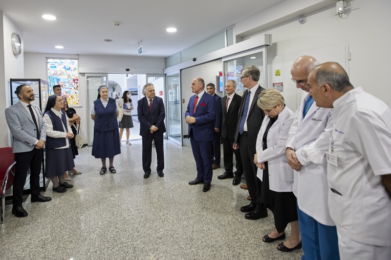 Nationalratspräsident Wolfgang Sobotka (ÖVP) begrüßt die Mitarbeiter:innen