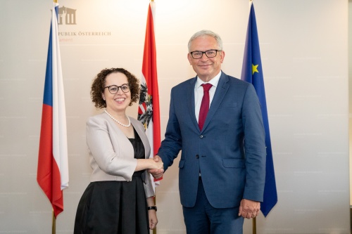 Fahnenfoto, von links: Bundesratspräsidentin Christine Schwarz-Fuchs (ÖVP), David Smoliak, Vorsitzender des Ausschusses für EU Angelegenheiten des tschechischen Senats