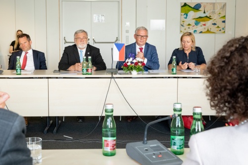 Arbeitsgespräch mit David Smoliak, Vorsitzender des Ausschusses für EU Angelegenheiten des tschechischen Senats, 2. von rechts.